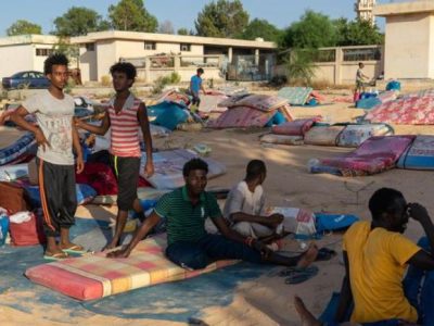 Libia, liberati 350 migranti dal centro bombardato da Haftar