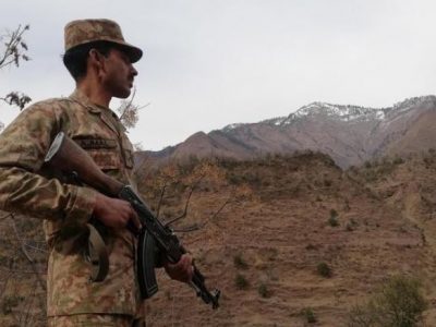 Pakistan, aereo militare cade su un villaggio: almeno 15 morti