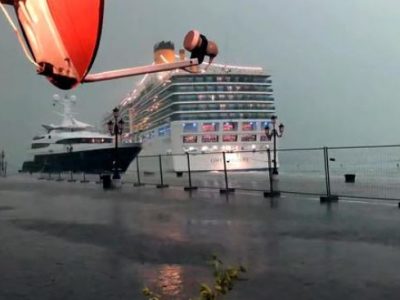Venezia, nave da crociera sbanda: sfiorata la tragedia