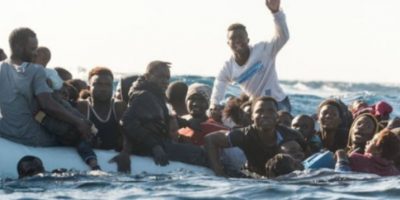 La nave Alex coi 54 migranti a bordo chiede di ...
