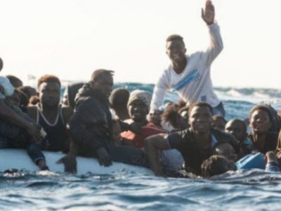 La nave Alex coi 54 migranti a bordo chiede di attraccare a Lampedusa