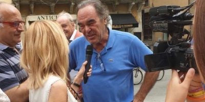 Arezzo, Oliver Stone ammira gli affreschi di Pi...