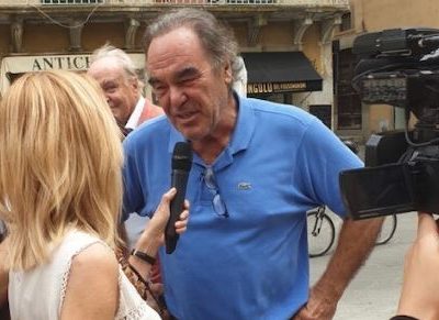 Arezzo, Oliver Stone ammira gli affreschi di Piero della Francesca