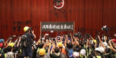 Hong Kong, parlamento occupato, interviene la p...