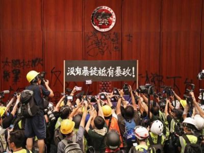Hong Kong, parlamento occupato, interviene la polizia