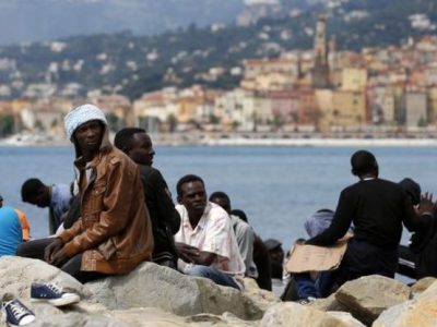 Ong denuncia: a Mentone profughi rinchiusi in container