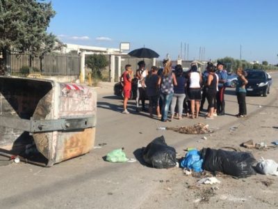 Foggia: da 14 anni vivono nei container, per protesta bloccano la strada