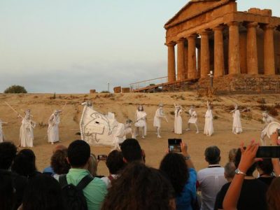 L’alba nella valle dei Templi con eroi e miti dell’antica Grecia
