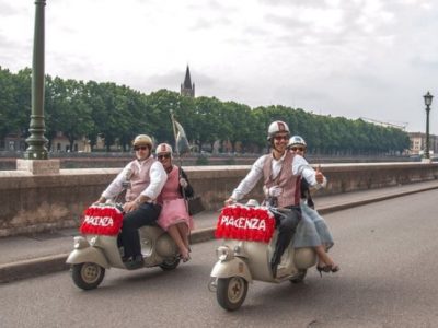 Da Piacenza a Napoli su tre vespe d’epoca senza mai spegnere il motore