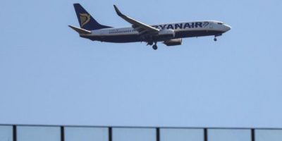 In volo, chiede alla hostess di sposarlo ed è s...