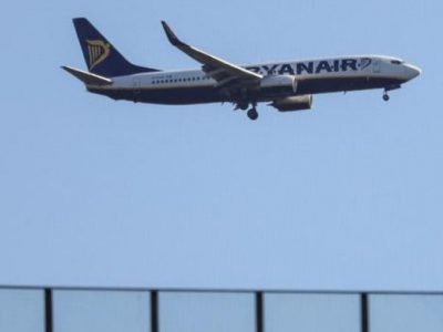 In volo, chiede alla hostess di sposarlo ed è sommerso dagli applausi