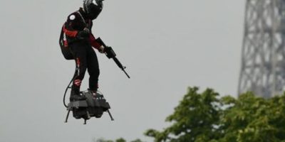 L’uomo volante strega Parigi durante la p...