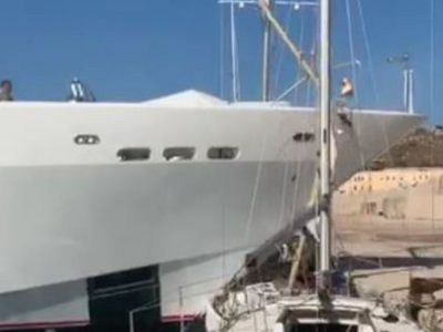 Yacth di 40 metri distrugge barca a vela ormeggiata in porto