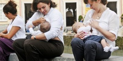 Allontanata dal corso mamma con neonata, poi le...