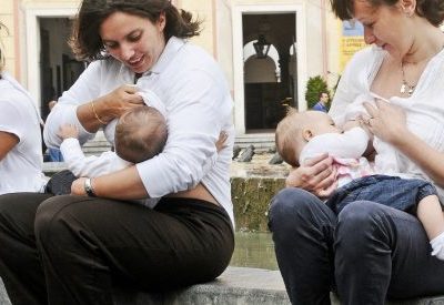 Allontanata dal corso mamma con neonata, poi le scuse