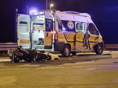 Muore schiantandosi con la moto contro un’ambulanza