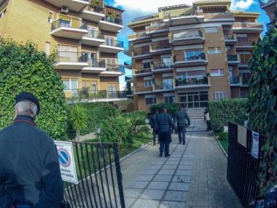 Armi e droga nascoste in un palazzo a Capodimonte, Napoli