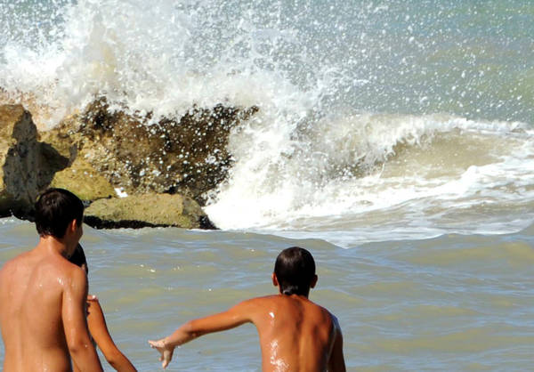 bambini in spiaggia al sole, estate caldo raggi uv