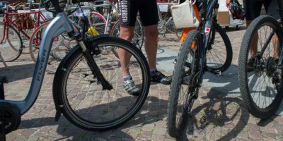 Rubano bici ma la polizia li segue in diretta c...