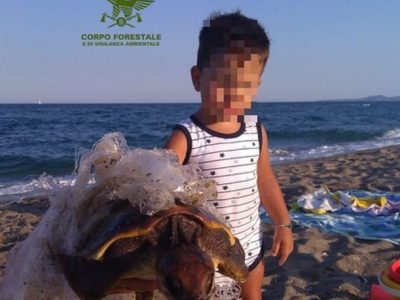 Gabriele è il bambino che ha salvato una tartaruga dalla plastica