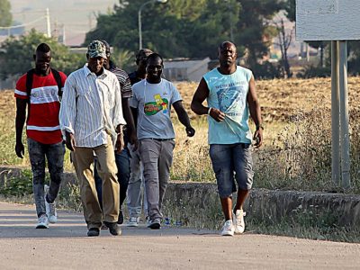 Braccianti presi a sassate da sconosciuti, feriti in modo leggero