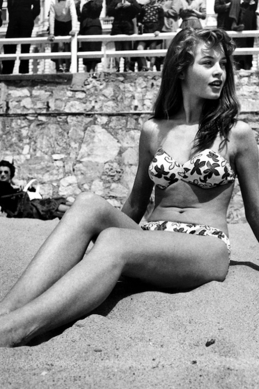 Una giovane Brigitte Bardot in bikini