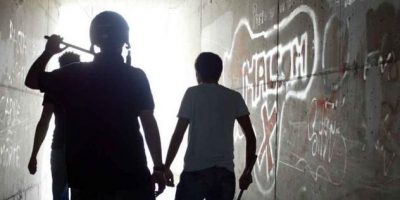 Aggredito per strada da tre “bulli”...