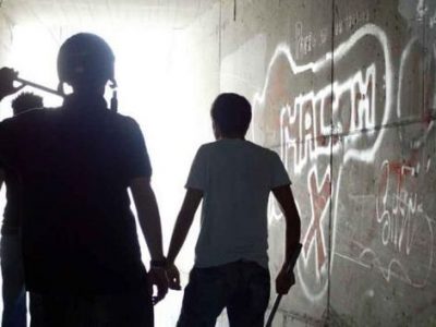 Aggredito per strada da tre “bulli” fra l’indifferenza dei passanti