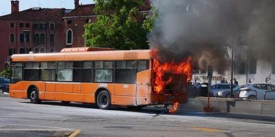 Venezia, bus si incendia nessun ferito fra i pa...
