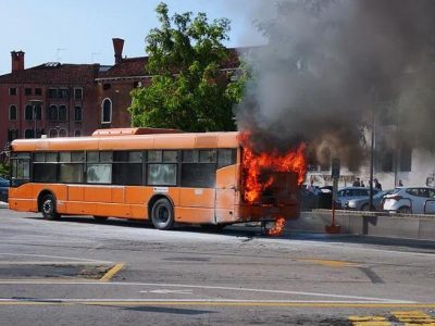 Venezia, bus si incendia nessun ferito fra i passeggeri