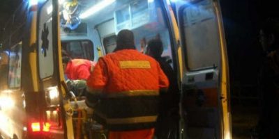 Ventenne cade su porta a vetri e muore dissanguato
