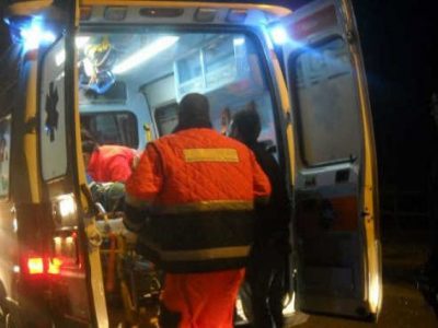 Ventenne cade su porta a vetri e muore dissanguato