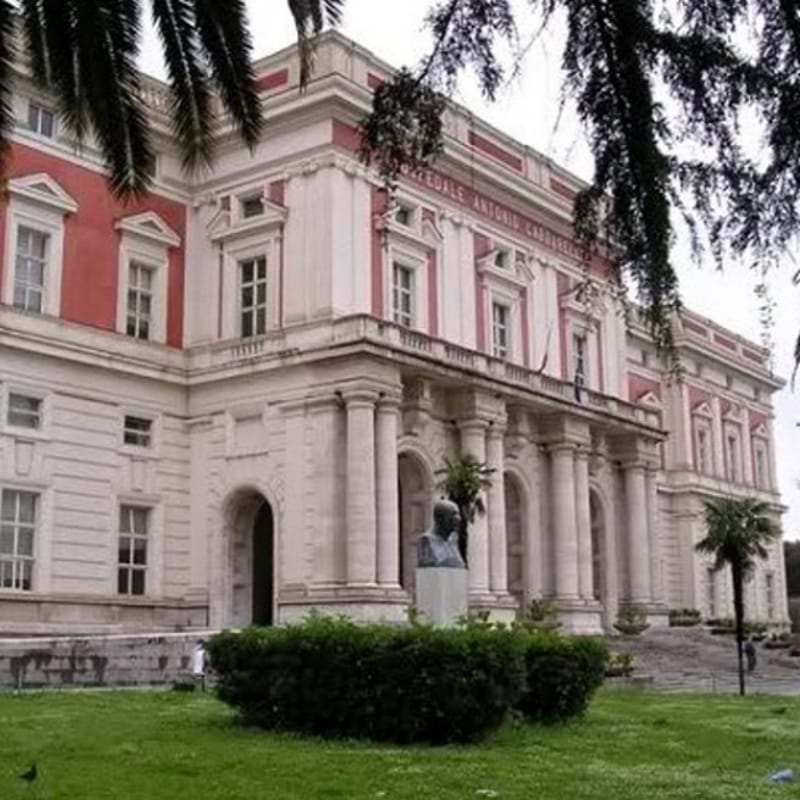 lancia bimba dal balcone