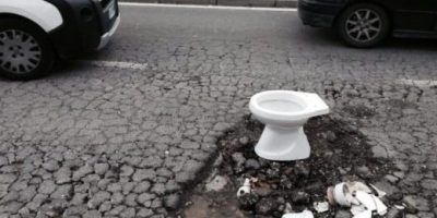 Casoria: si apre una voragine sotto un compatto...