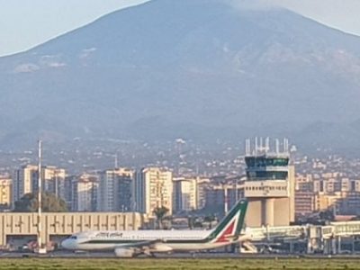 Riaperti gli spazi aerei per Catania, l’Etna ha rallentato le emissioni