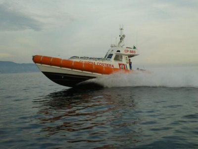 La Guardia Costiera salva due fratelli, la barca si era capovolta