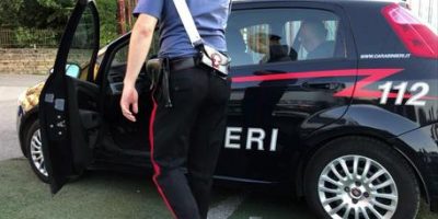 Bomba carta esplode davanti al cancello di un&#...