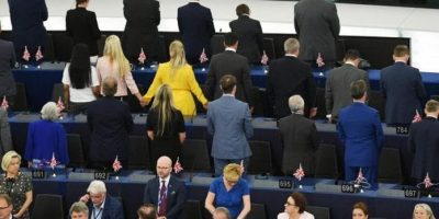 Eurodeputati si voltano di spalle o restano sed...