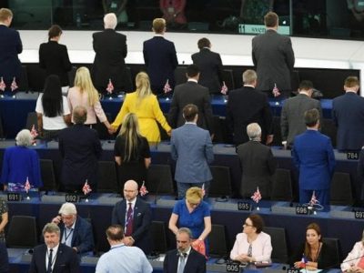 Eurodeputati si voltano di spalle o restano seduti durante l’inno Ue