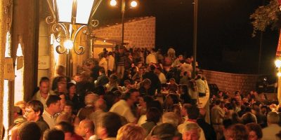 Genitori ubriachi abbandonano il passeggino fra...