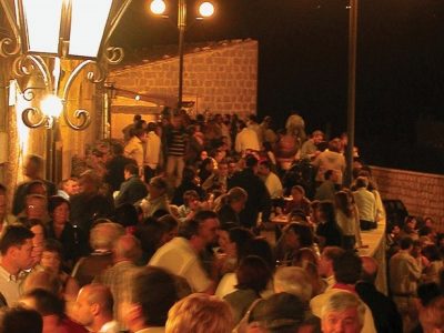 Genitori ubriachi abbandonano il passeggino fra la folla