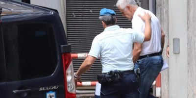 Roberto Formigoni esce dal carcere e va agli ar...