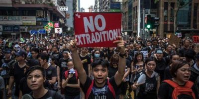 Hong Kong, la protesta arriva sino all’ae...
