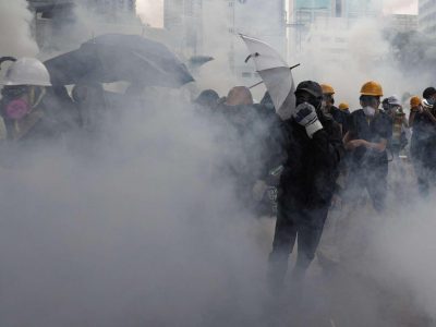 Hong Kong ancora un campo di battaglia con scontri e barricate