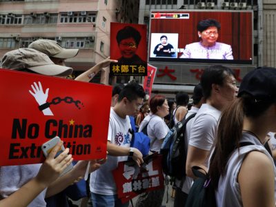 Continuano le proteste a Hong Kong, una marcia attraversa la città