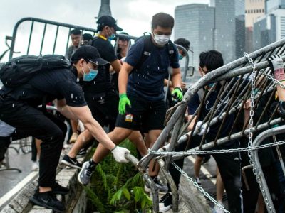 Tensione alle stelle e scontri fra manifestanti e la polizia