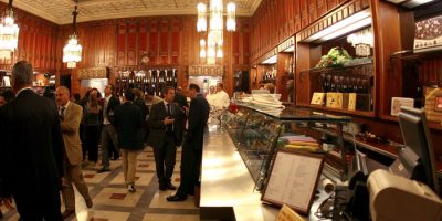 Plastic free a Montecitorio. Bottiglie di vetro...