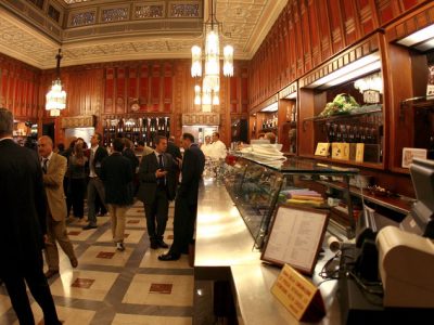 Plastic free a Montecitorio. Bottiglie di vetro per l’acqua dei deputati