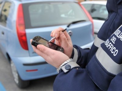 Arrestati vigili che toglievano multe in cambio di cene