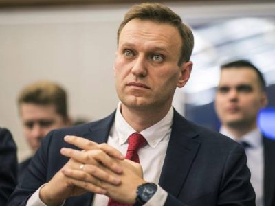 Per Navalny forti sospetti di “reazione allergica a sostanza tossica”